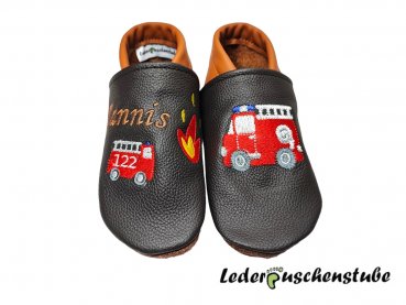 Lederpuschen dunkelbraun-braun mit rechts Namen, Feuer (Die Krabbel Krabbe), Feuerwehr (Rock Queen) und links Feuerwehr4 (Stickgedöns)